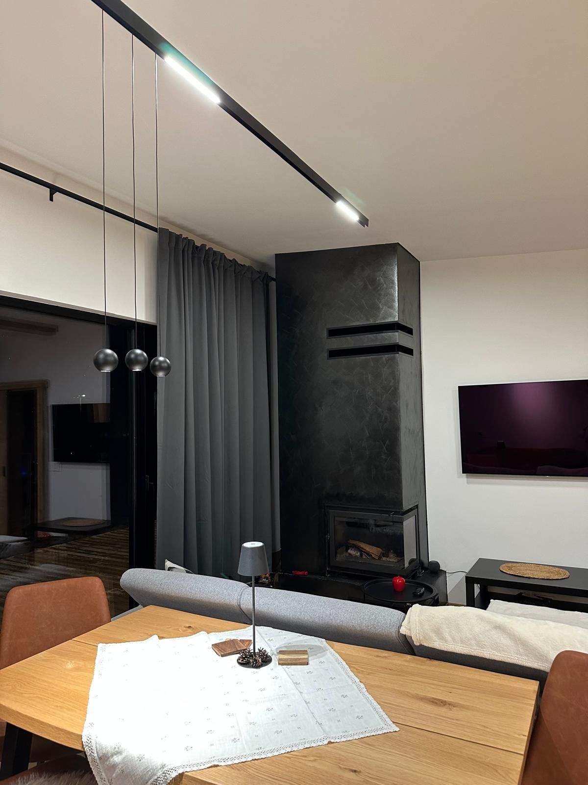 Living modern cu televizor