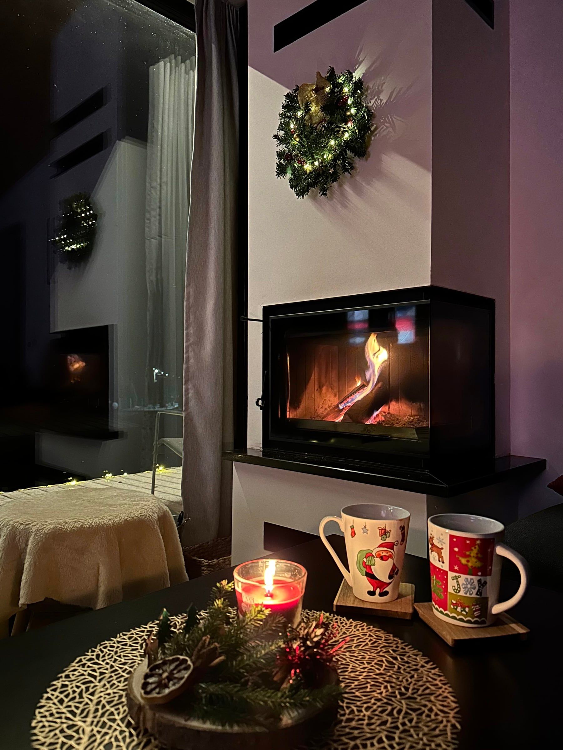 Șemineu cu decor de sărbători