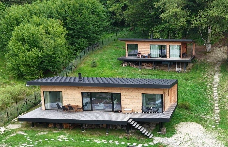 Cabanele Nuka și spațiul verde din jur