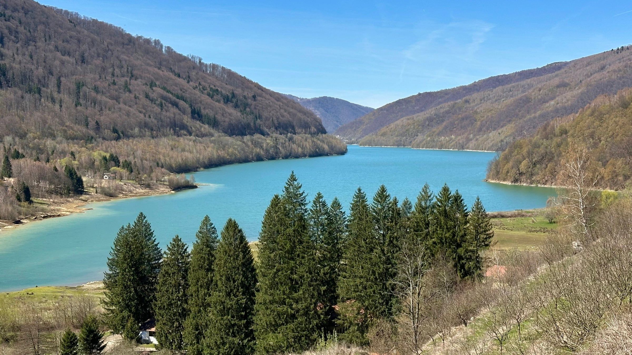 Relaxare și distracție la Lacul Poiana Mărului