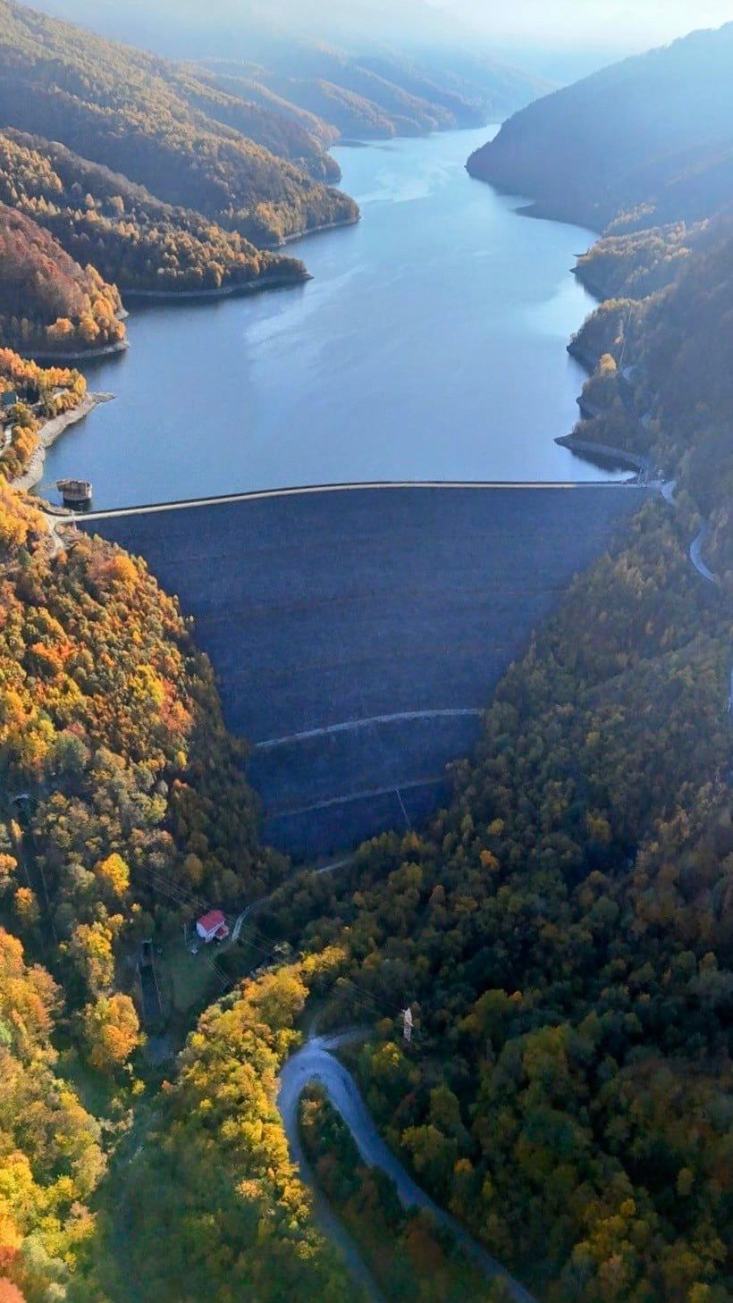 Lacul Poiana Mărului văzut de sus